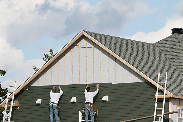 Professional Siding Installation technician working in Dawson, TX